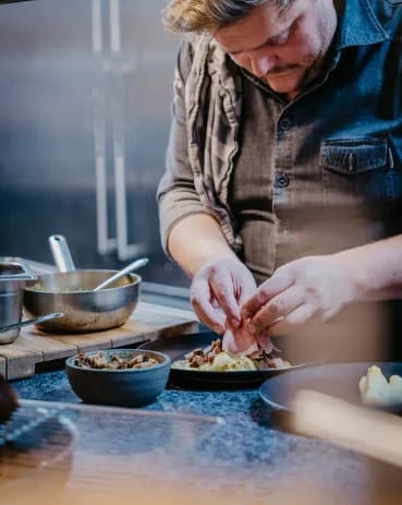 Chef Dennis Broeckx aan het werk in de keuken van Butcher's Dining